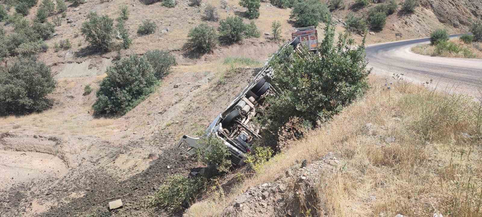 Elazığ&rsquo;da tır devrildi: 1 yaralı
