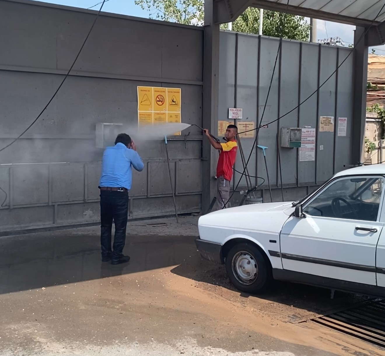 Sıcaktan bulanan Tokatlı, oto yıkamacıda tazyikli suyla serinledi