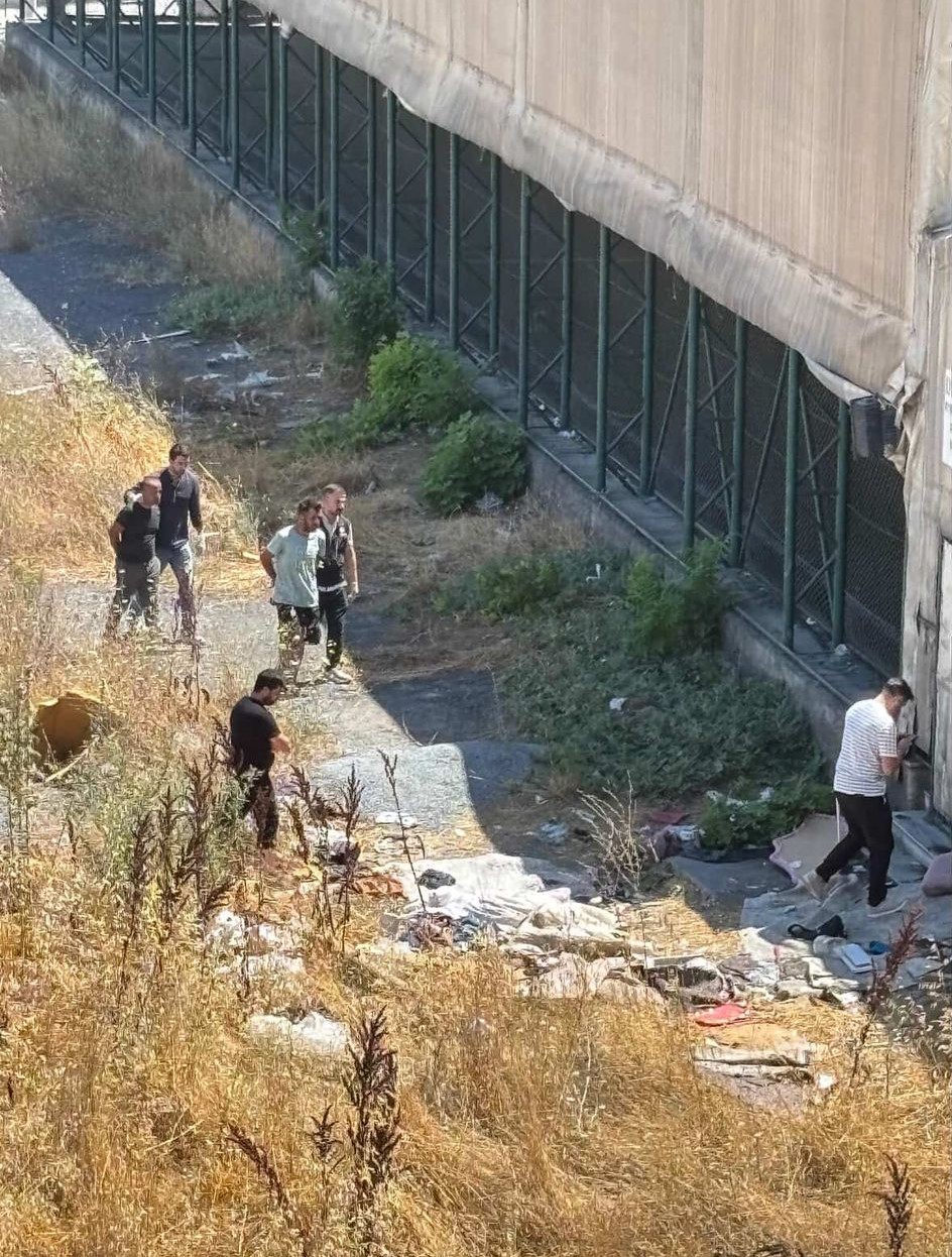 Esenyurt&rsquo;ta g&uuml;nd&uuml;z vakti uyuşturucu kullanan şahıslar cep telefonu kamerasına yansıdı
