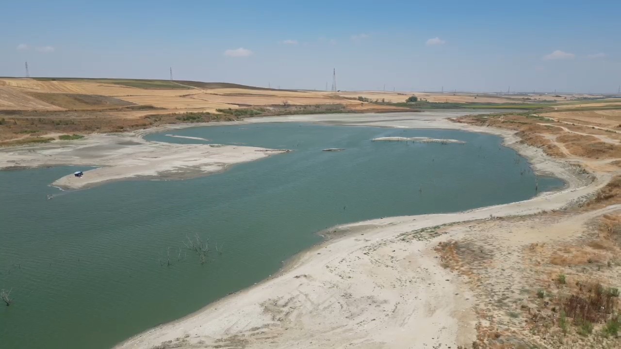 Tekirdağ&rsquo;da kuruyan T&uuml;rkmenli G&ouml;let&rsquo;inde ağa&ccedil;lar ortaya &ccedil;ıktı
