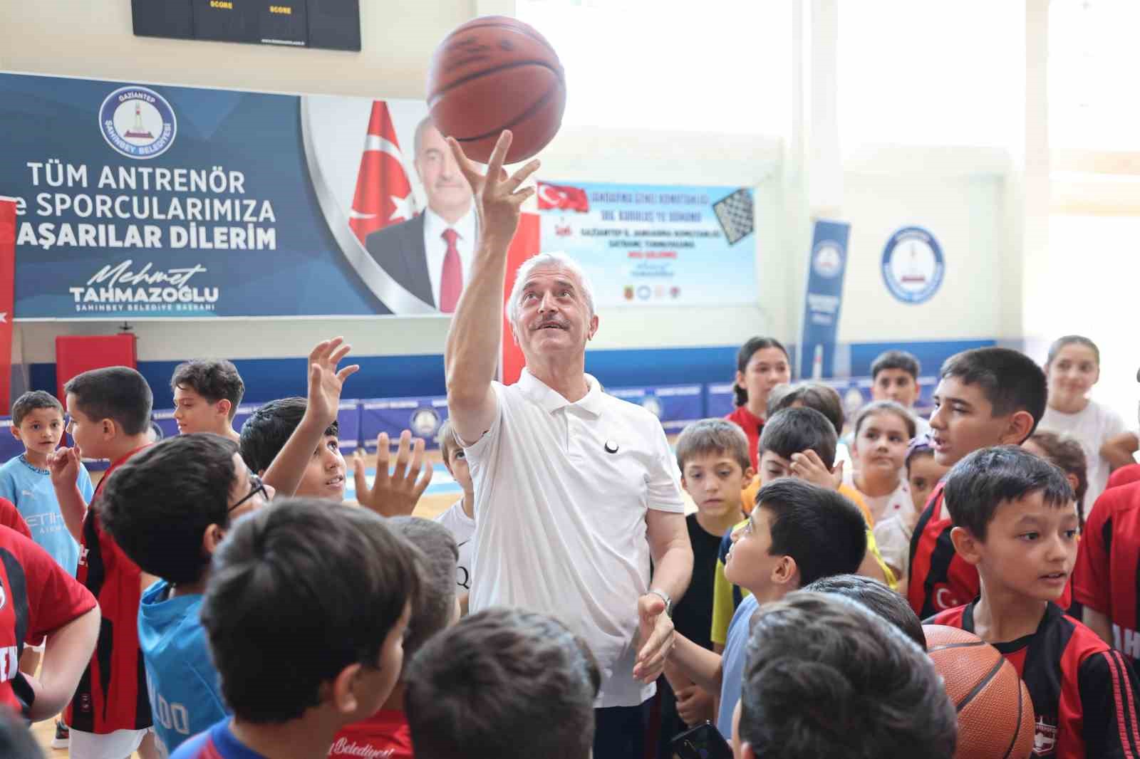 Tahmazoğlu yaz spor okulu &ouml;ğrencileriyle buluştu
