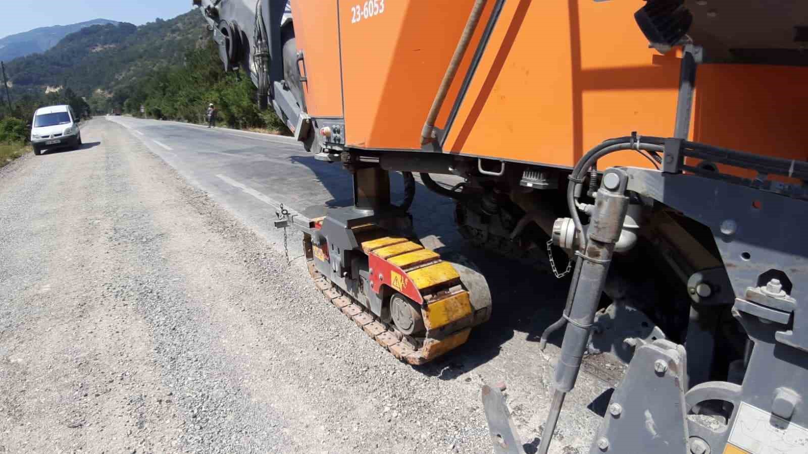 Mudurnu-Akyazı kara yolunda sıcak havaya rağmen asfalt mesaisi