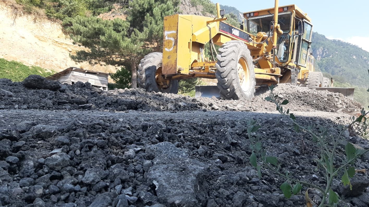 Mudurnu-Akyazı kara yolunda sıcak havaya rağmen asfalt mesaisi
