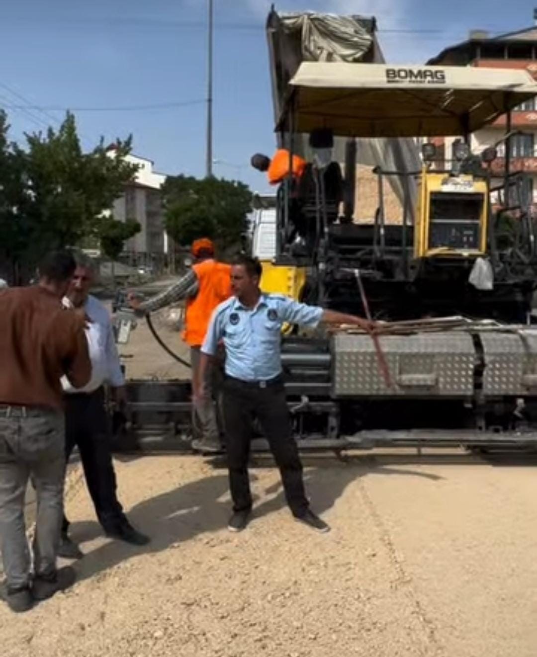 Sıcak asfalt çalışmaları sürüyor