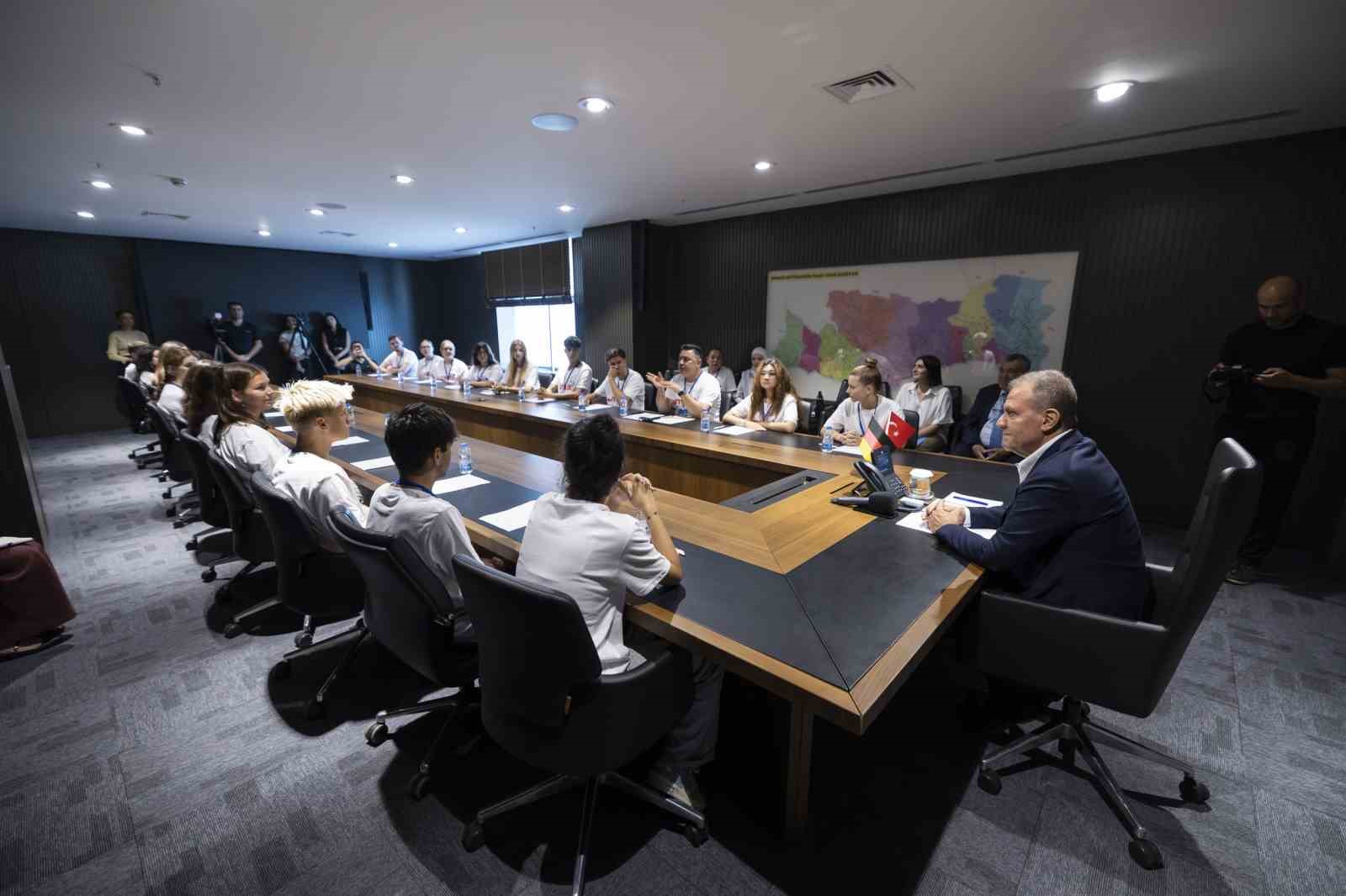 Seçer, Oberhausen’den gelen öğrencilerle buluştu