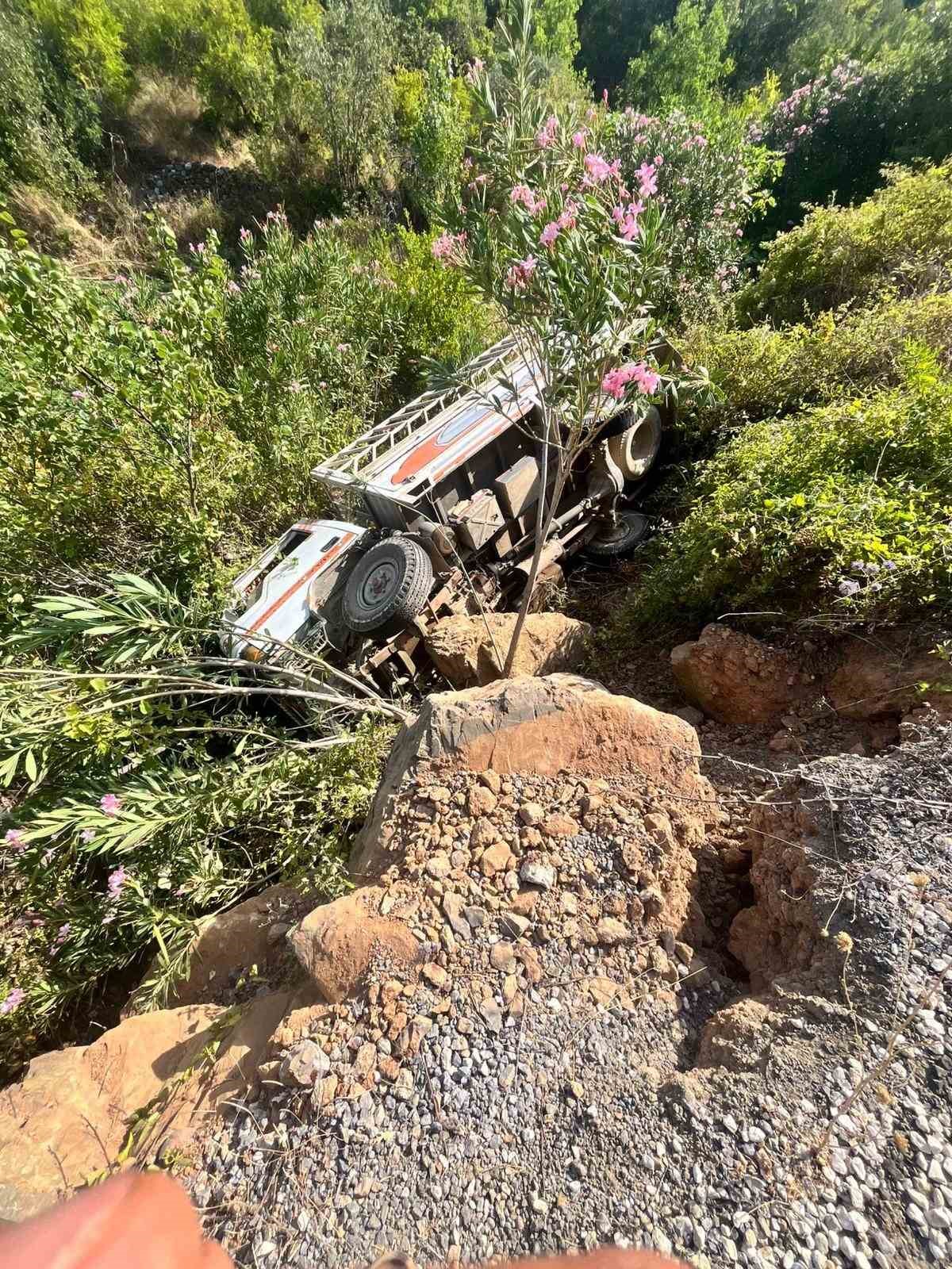 Kamyonet şarampole uçtu: 3 yaralı