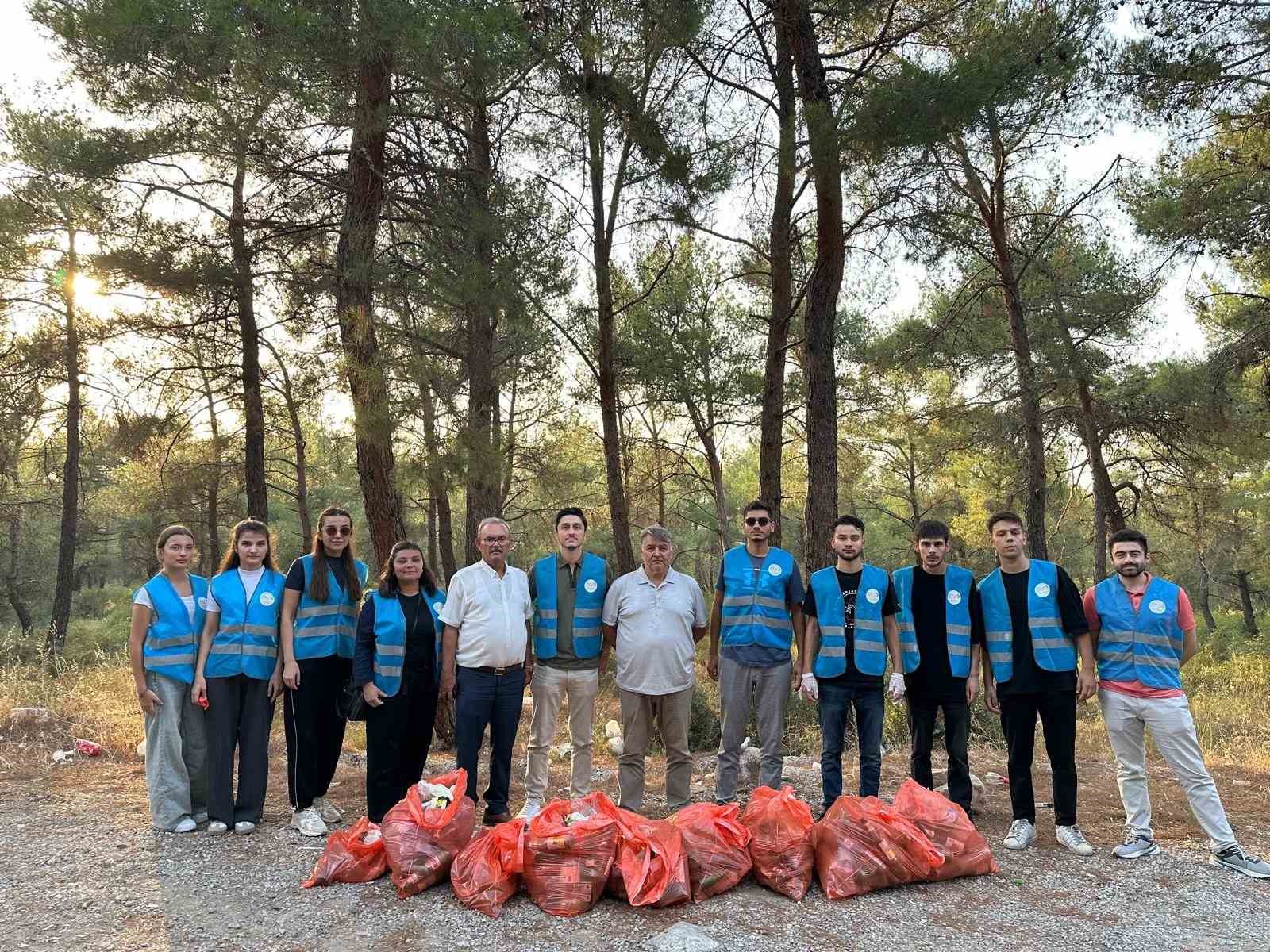 AK Parti’li gençlerden çevre temizliği