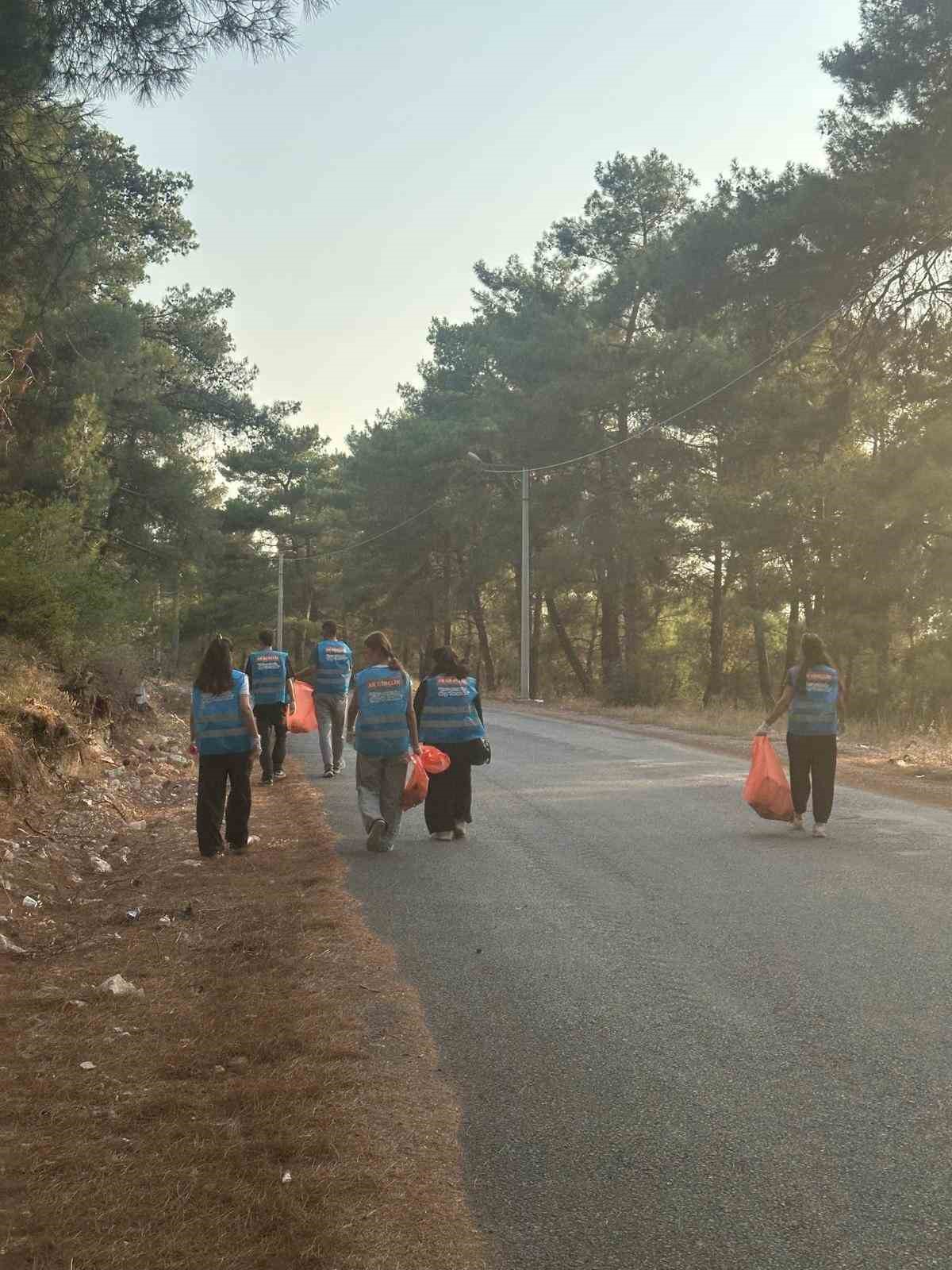 AK Parti&rsquo;li gen&ccedil;lerden &ccedil;evre temizliği
