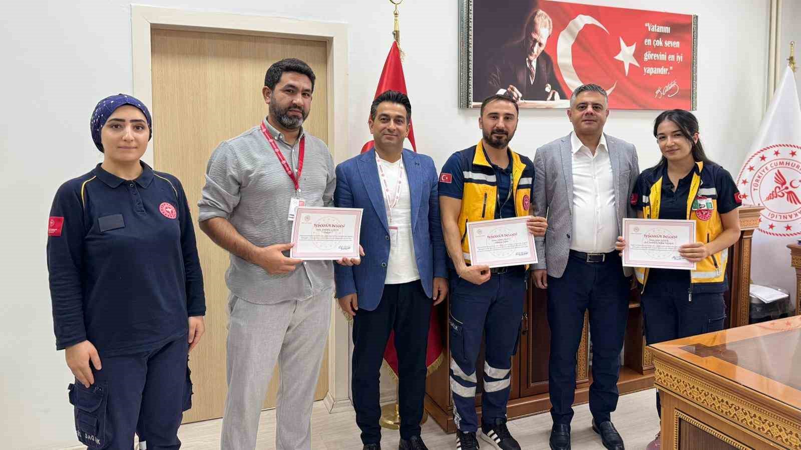 Mardin’de yangına müdahale ederek takdir toplayan sağlıkçılar ödüllendirildi