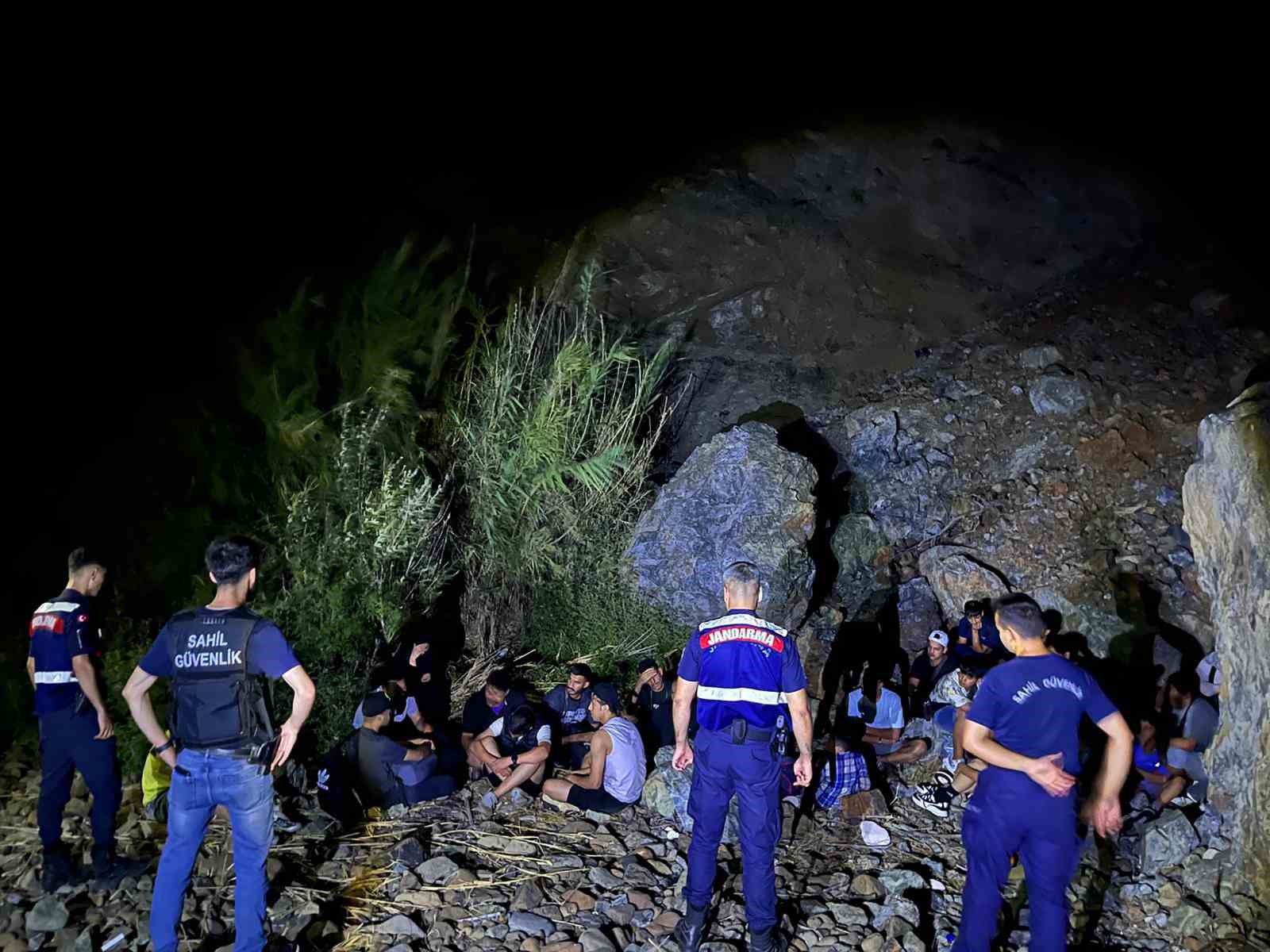 27 düzensiz göçmen ve 3 göçmen kaçakçısı yakalandı