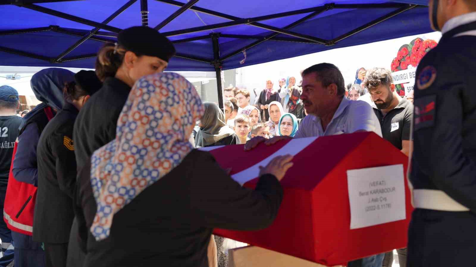 Gen&ccedil; astsubay memleketi Sındırgı&rsquo;da son yolculuğuna uğurlandı
