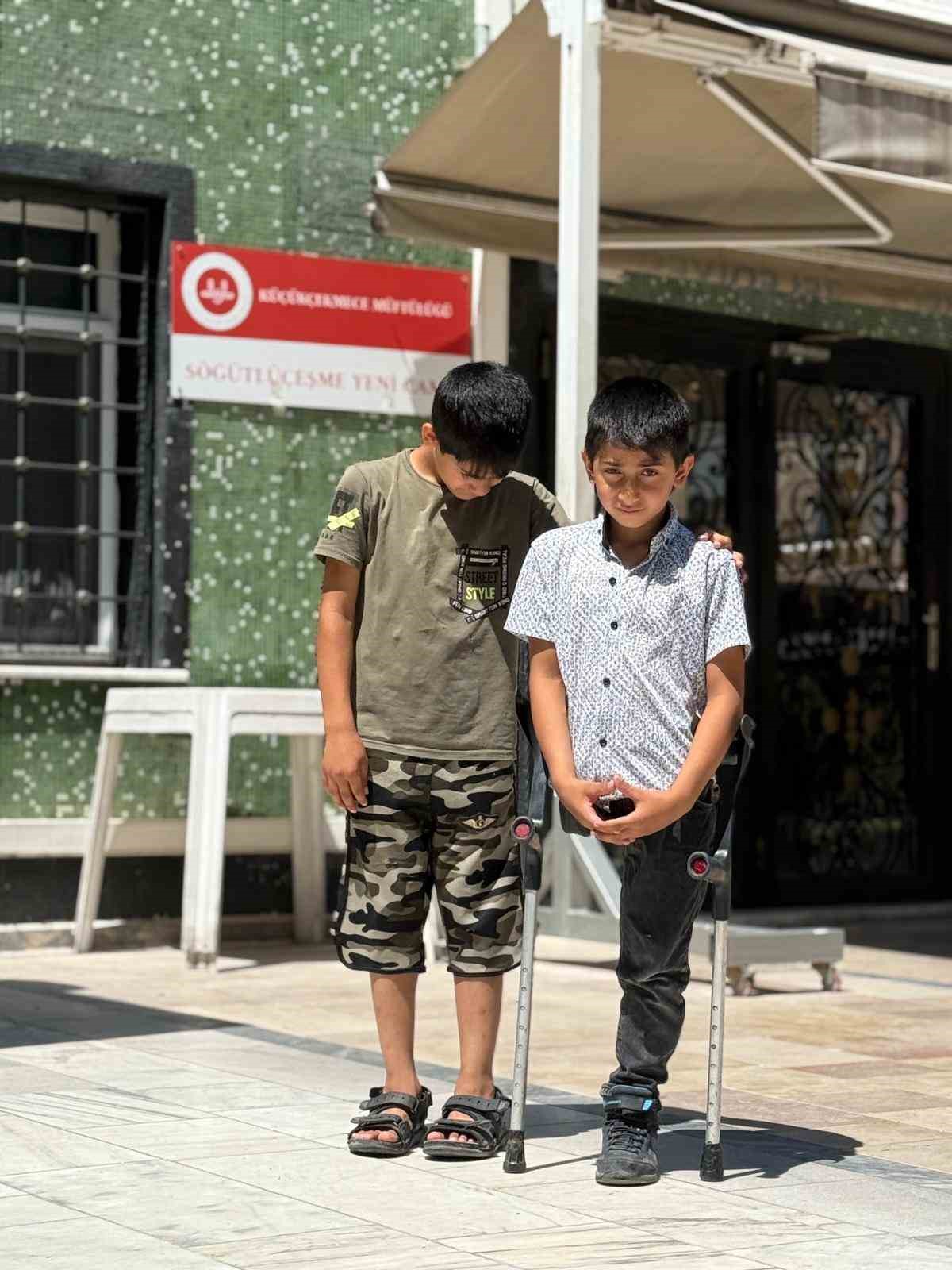 Savaşta tek bacağını kaybeden 8 yaşındaki Suriyeli &ccedil;ocuk arkadaşlarına sabrıyla &ouml;rnek oluyor
