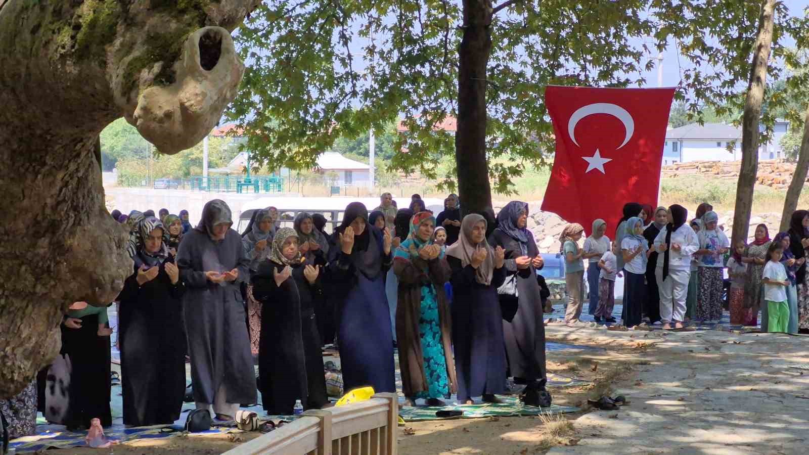 D&uuml;zce&rsquo;de kuraklık endişesi: Vatandaşlar yağmur duasına &ccedil;ıktı

