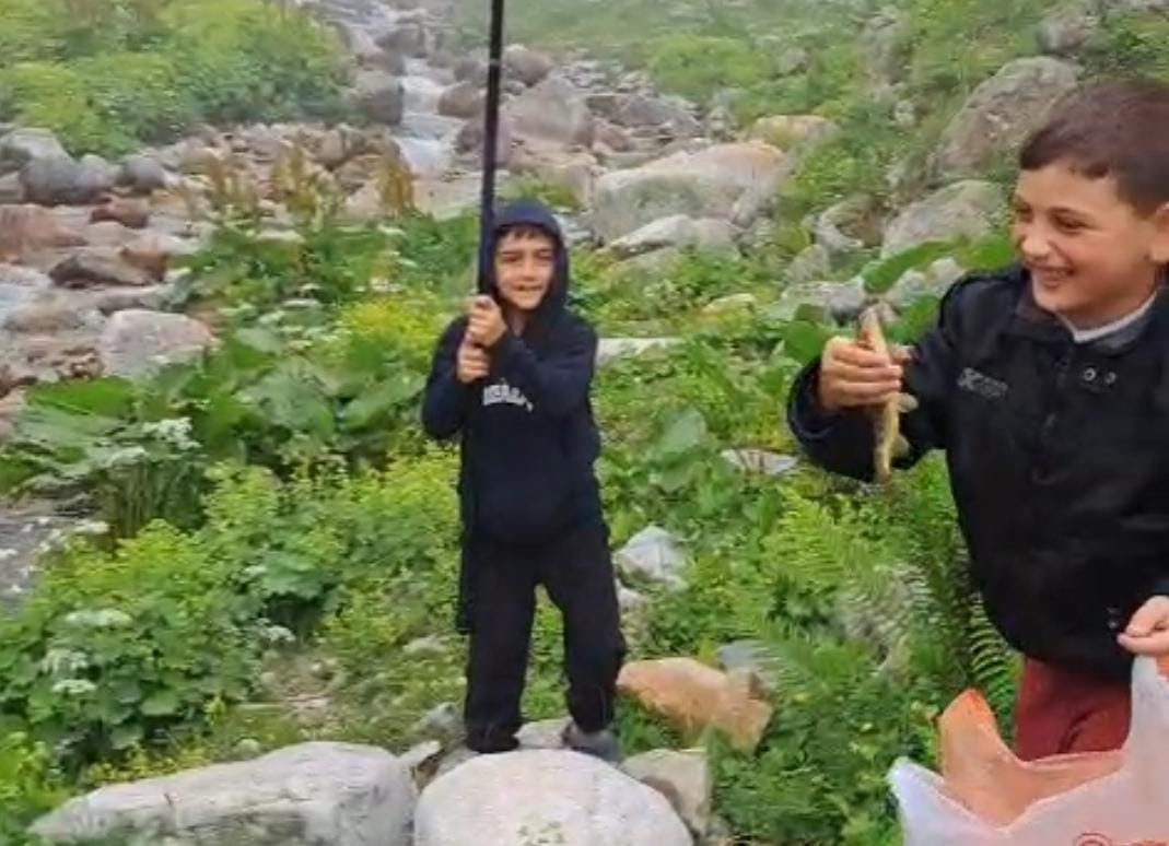 Rizeli miniklerin g&ouml;r&uuml;lmeye değer ilk balık tutma mutluluğu
