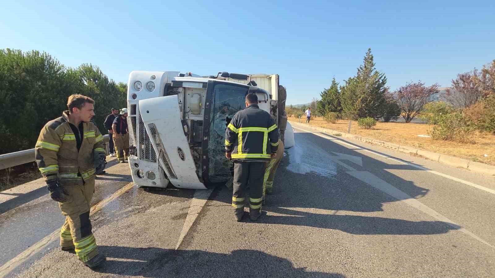 Plastik hammadde y&uuml;kl&uuml; kamyon devrildi
