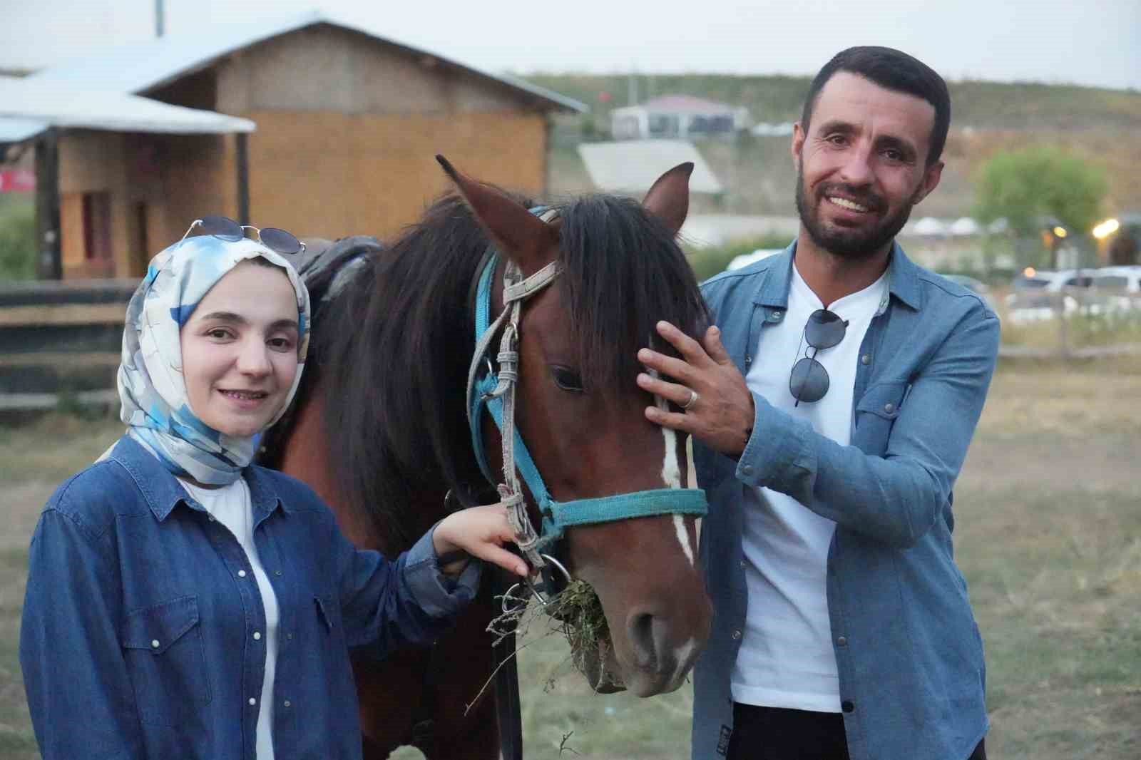 Muş’ta geleneksel atlı sporlara ilgi artıyor