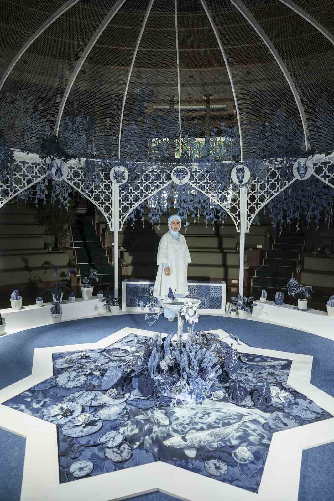 Emine Erdoğan, "Bah&ccedil;edeki Sırlar" sergisinin a&ccedil;ılışını yaptı
