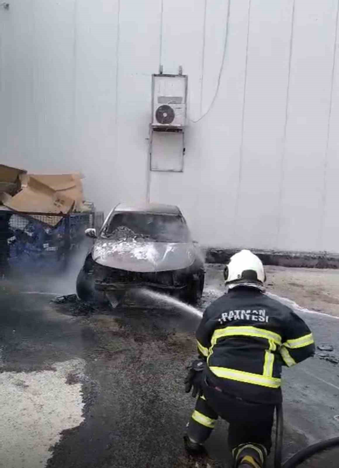 Batman’da park halindeki otomobil yandı