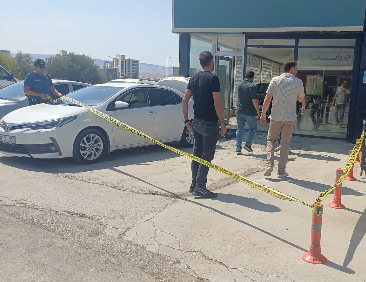 Oto galeriye silahlı saldırı: 1 yaralı