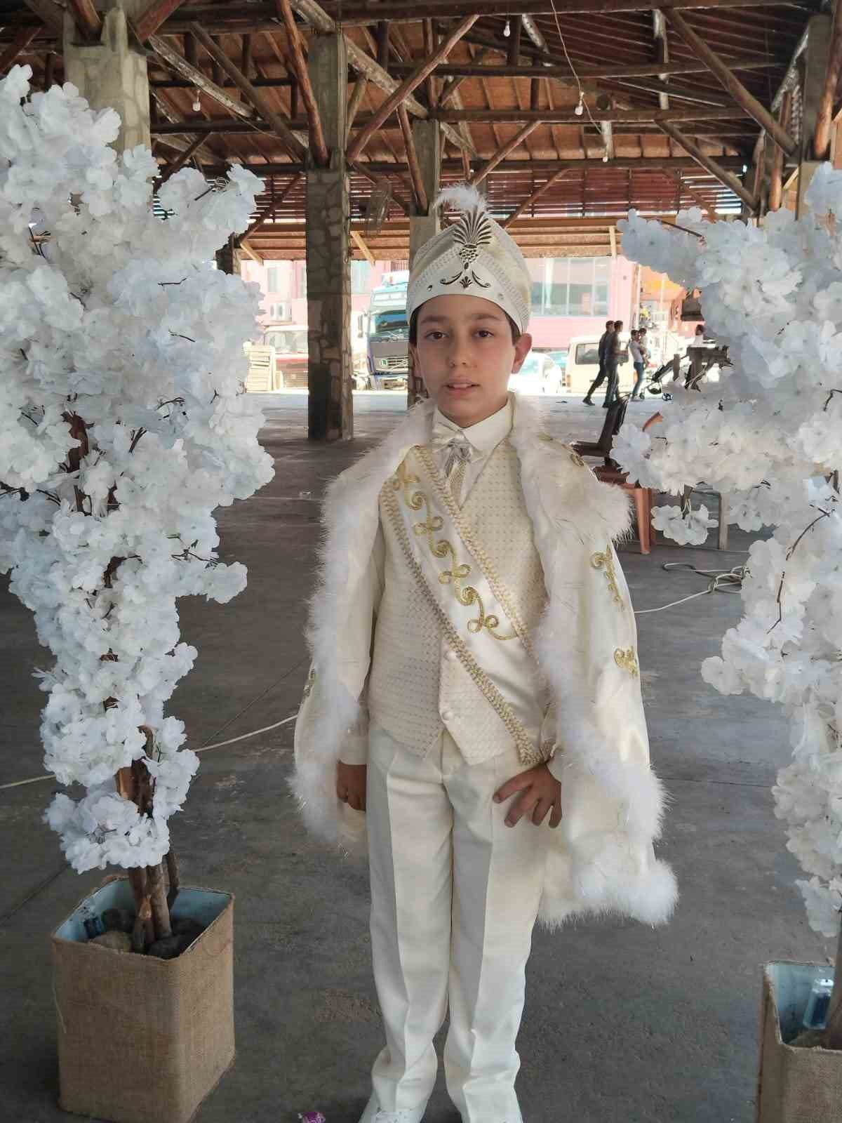 Fedakar dayı, kardeşinin emanetine sahip &ccedil;ıktı; Arın erkekliğe adım attı
