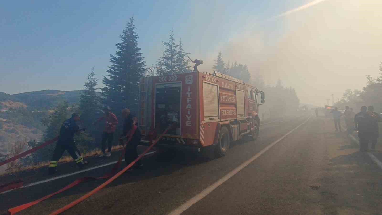 Malatya’daki orman yangınına havadan ve karadan müdahale sürüyor