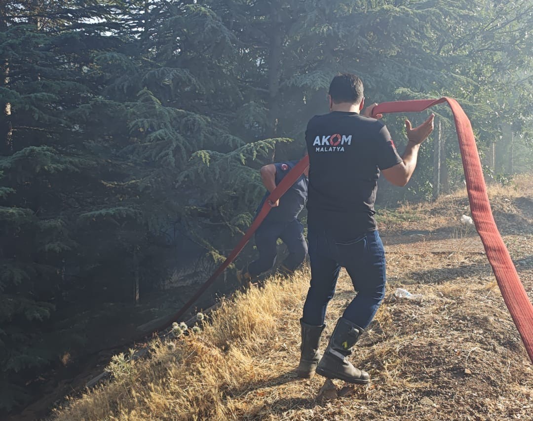 Malatya&rsquo;daki orman yangınına havadan ve karadan m&uuml;dahale s&uuml;r&uuml;yor
