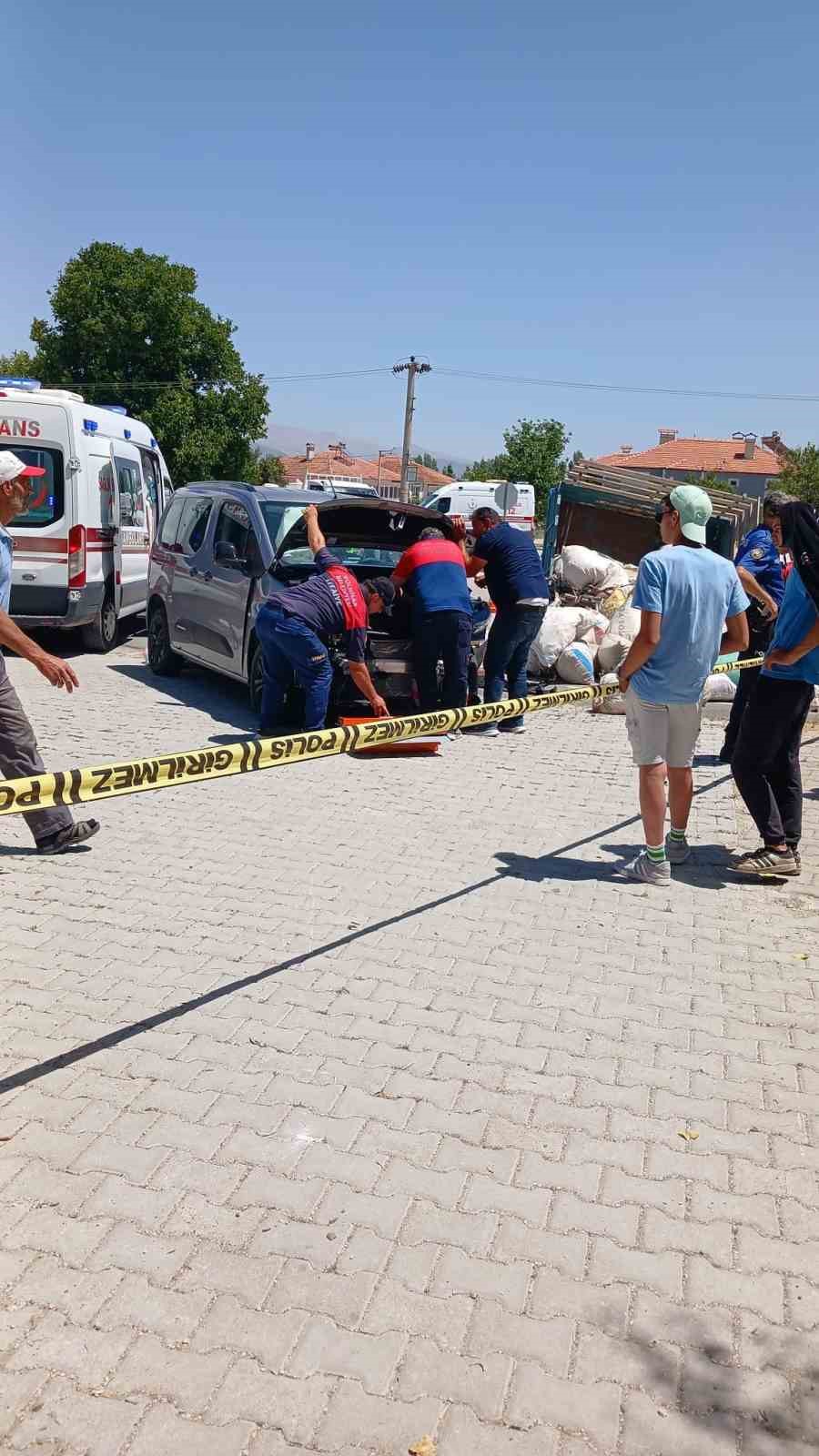 Hafif ticari araç ile traktör çarpıştı: 7 kişi yaralandı