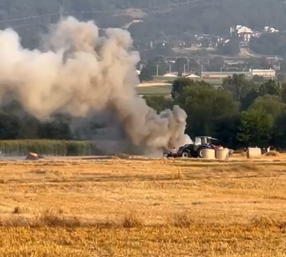 Bolu’da balya makinesi yandı, tarlada anız yangını çıktı