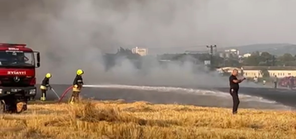 Bolu&rsquo;da balya makinesi yandı, tarlada anız yangını &ccedil;ıktı
