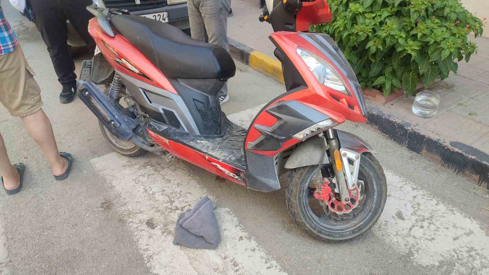 Keşan&rsquo;da motosiklet yayaya &ccedil;arptı, 2 kişi yaralandı
