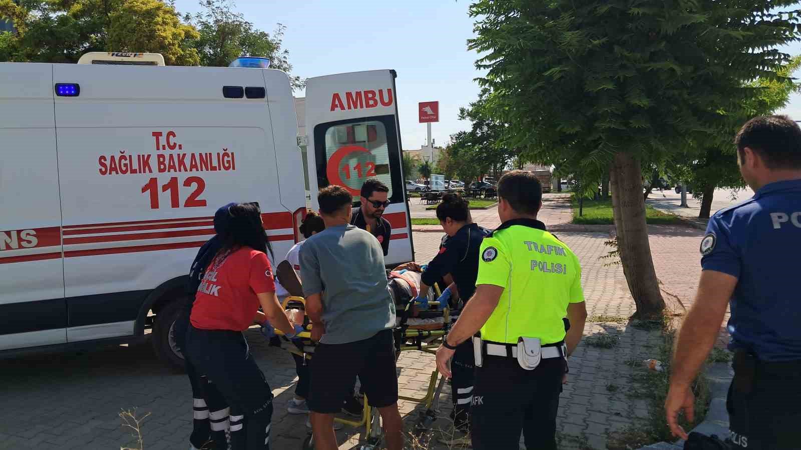 Karaman&rsquo;da otomobille &ccedil;arpışan motosikletin s&uuml;r&uuml;c&uuml;s&uuml; yaralandı
