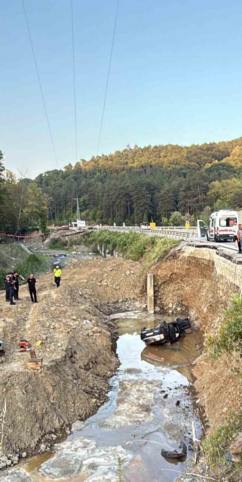Zonguldak’ta otomobil dereye uçtu: Baba-oğul hayatını kaybetti