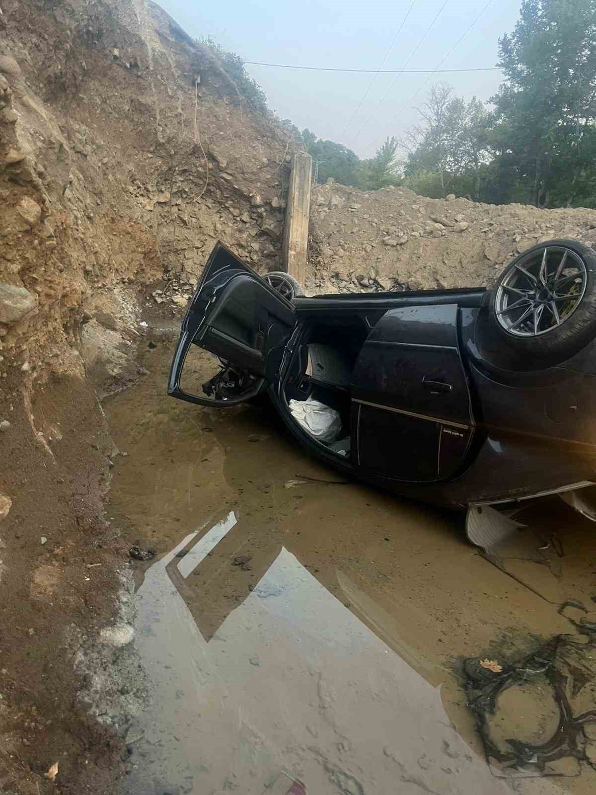Zonguldak&rsquo;ta otomobil dereye u&ccedil;tu: Baba-oğul hayatını kaybetti
