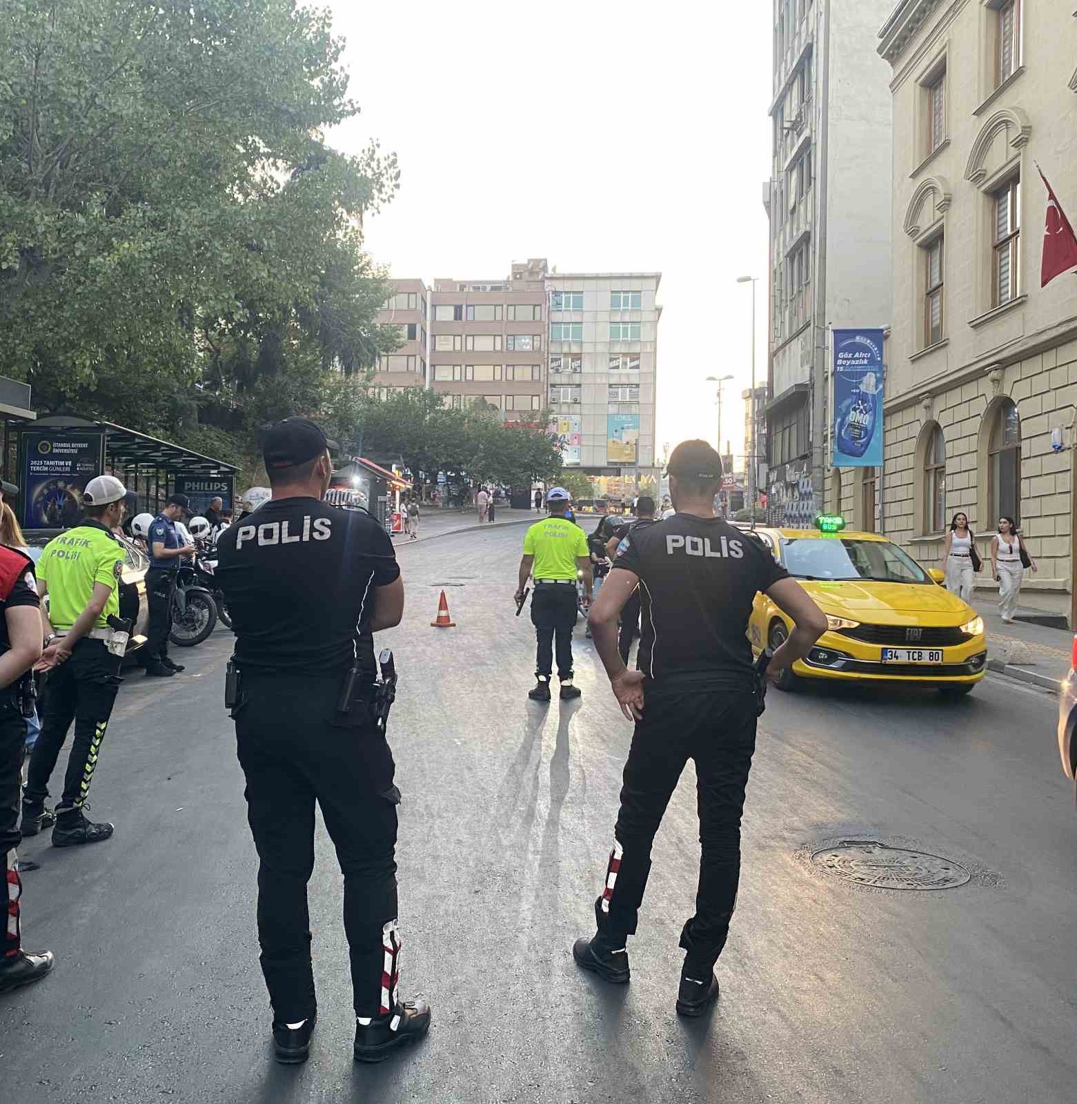 Kadık&ouml;y&rsquo;de helikopter destekli asayiş uygulaması
