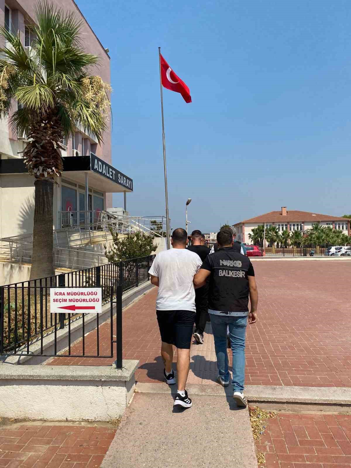 Ayvalık&rsquo;ta 3 uyuşturucu satıcısı tutuklandı
