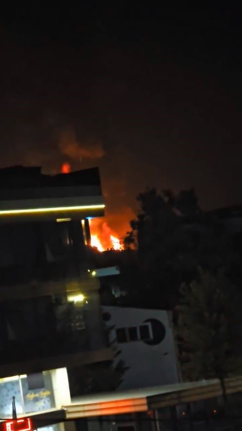 Çekmeköy’de fabrika yangını: Yanan fabrika havadan görüntülendi