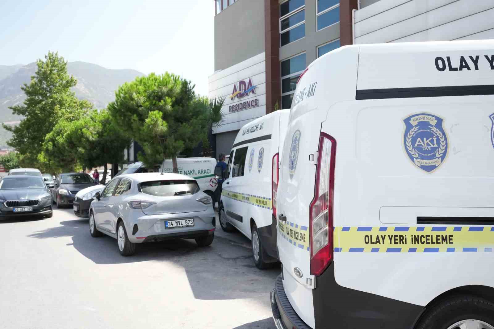 Denizli’de polis memuru kaldığı apartta ölü bulundu