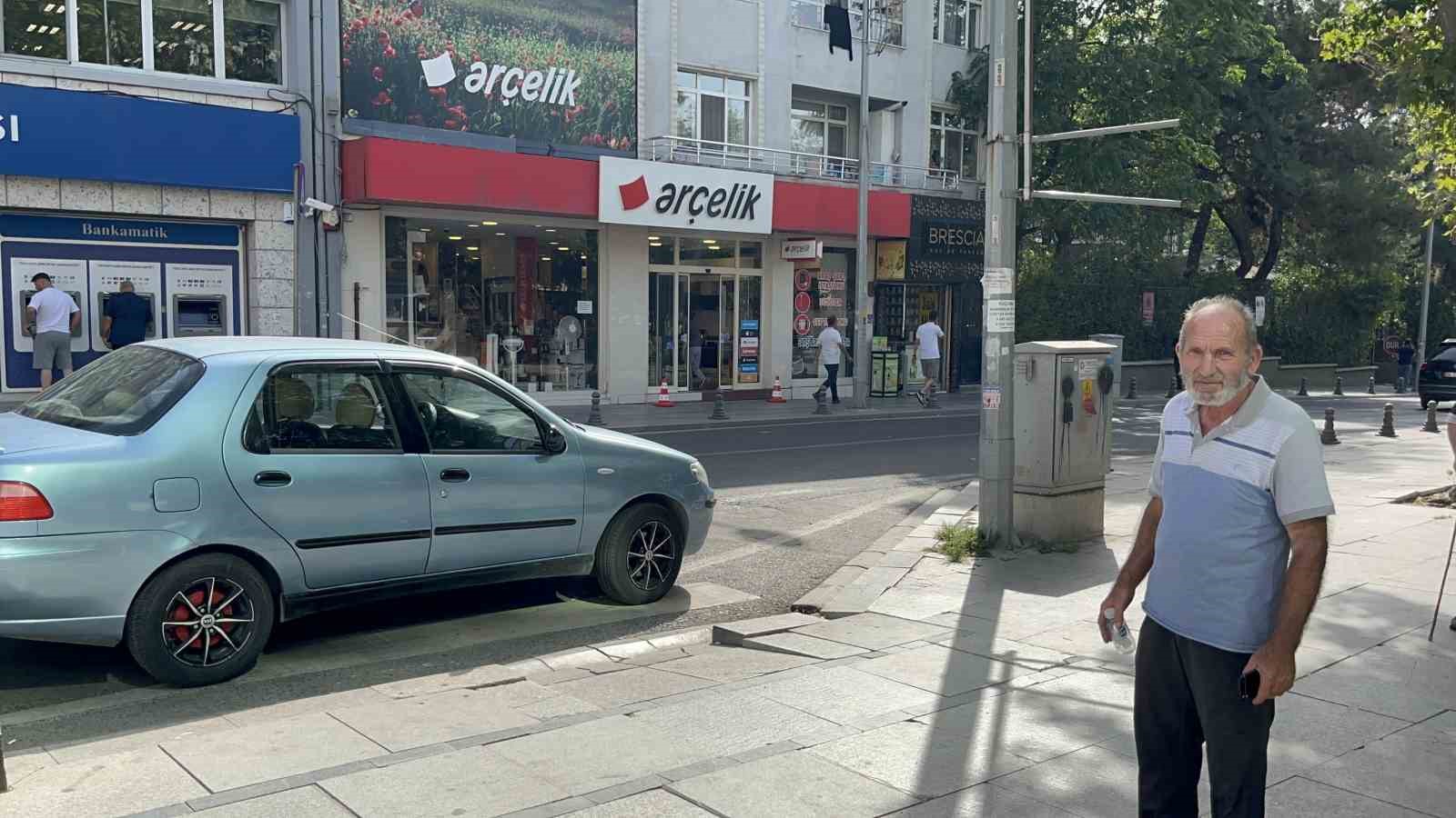 Otomobili arızalanan mağdur, insanlık beklediği kişi tarafından dolandırıldı