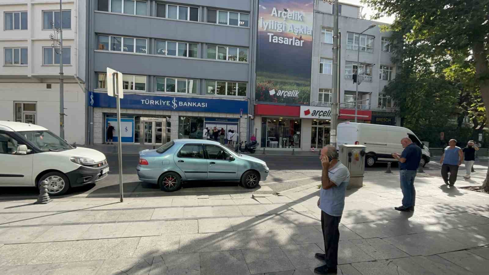 Otomobili arızalanan mağdur, insanlık beklediği kişi tarafından dolandırıldı