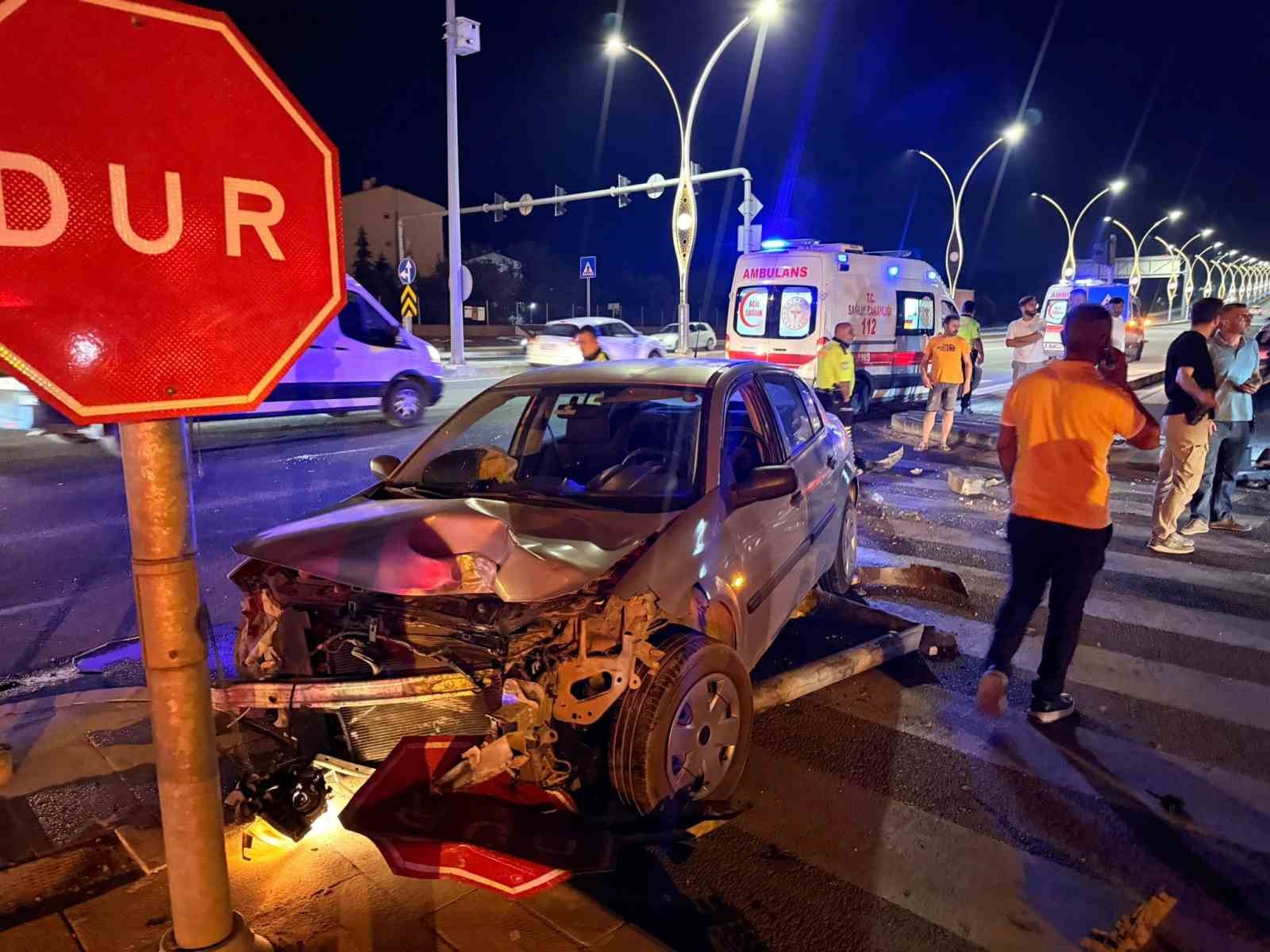 Ankara&rsquo;da ters y&ouml;ne giren otomobil, motosiklete b&ouml;yle &ccedil;arptı: 2 yaralı
