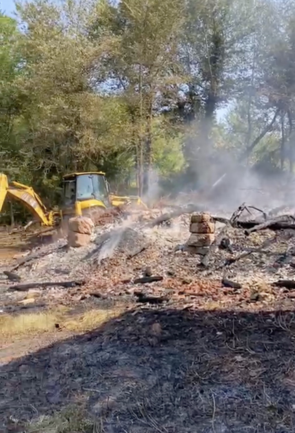 Alevlere teslim olan ev küle döndü, iki kardeş yaralı kurtuldu