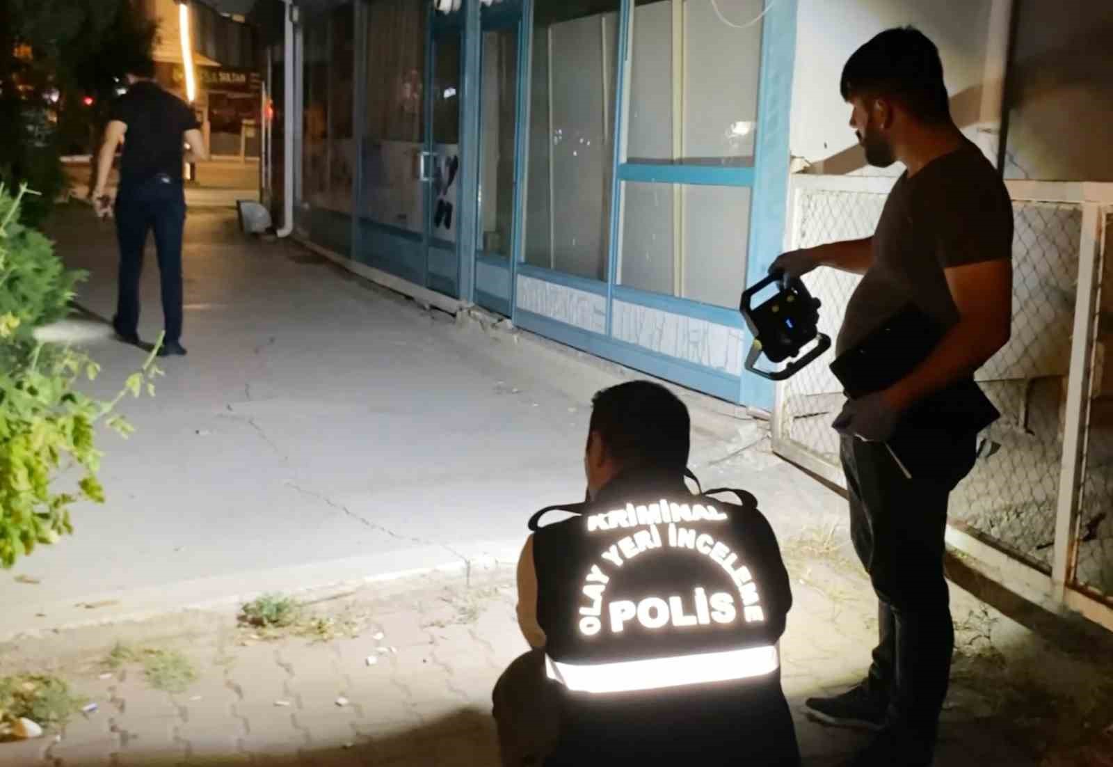 Bacağından vuruldu, sedyeyi reddedip yürüyerek acile girdi