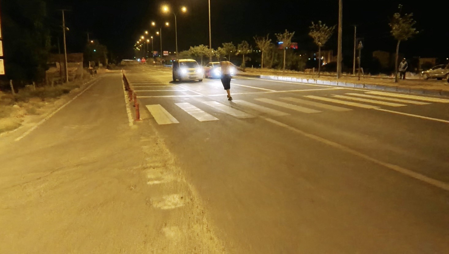 Yarı çıplak alkollü şahıs, karayolunda araçların önüne atladı