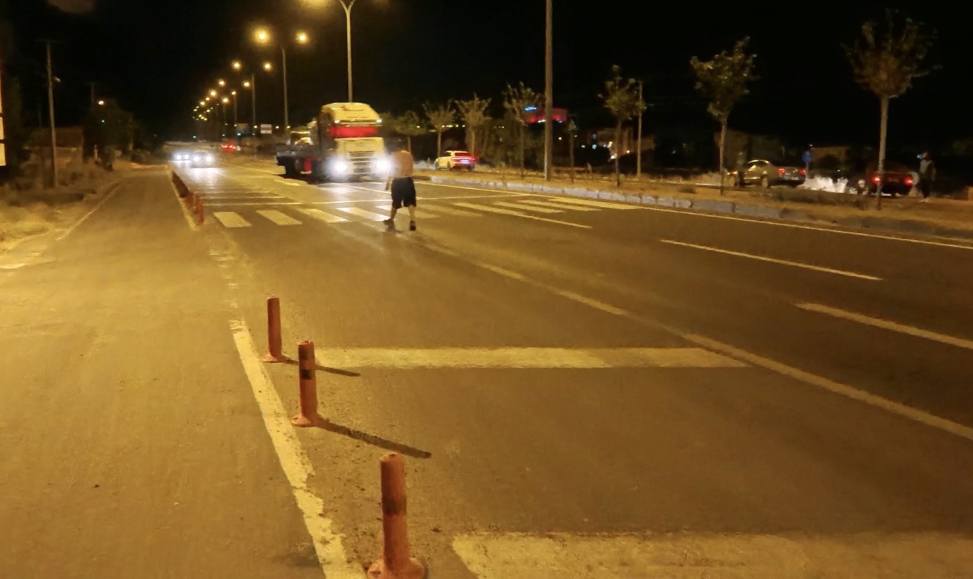 Yarı çıplak alkollü şahıs, karayolunda araçların önüne atladı