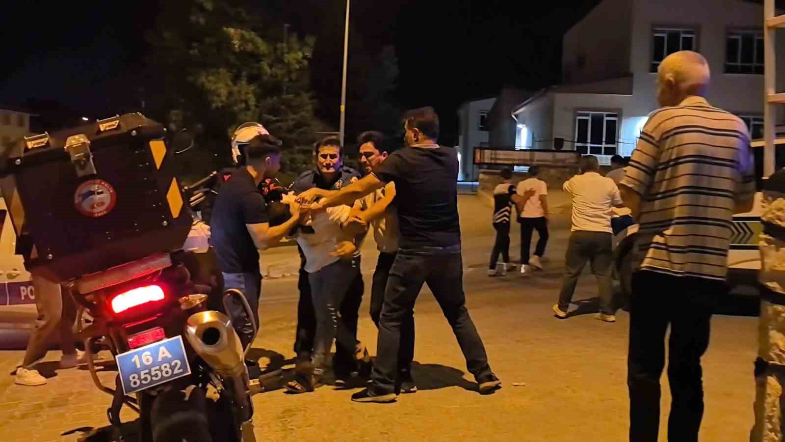 Gençler arasındaki kavga kamerada... Polis biber gazı sıktı, gözaltına aldı