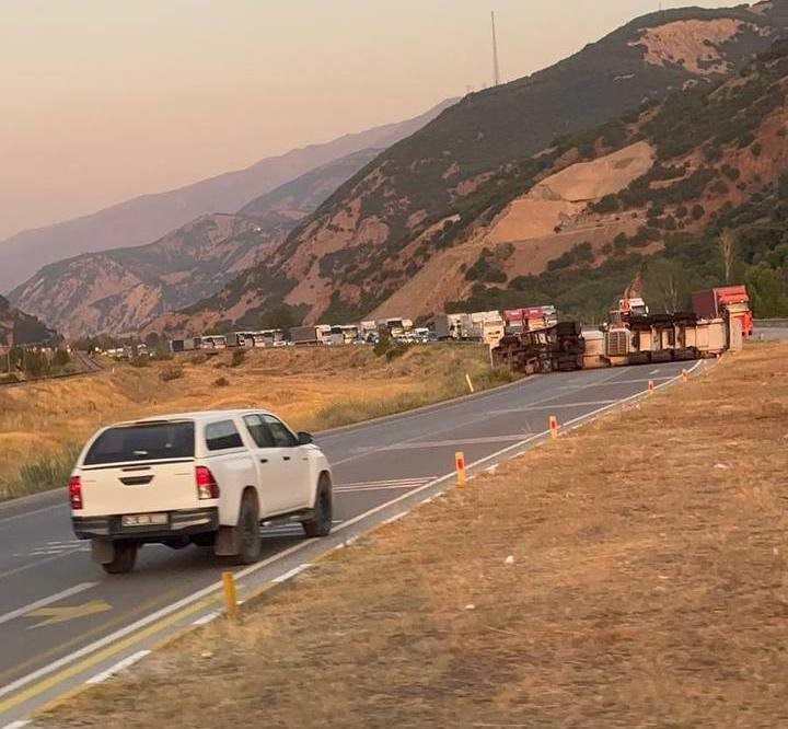 Erzincan&rsquo;da devrilen kimyasal gaz y&uuml;kl&uuml; tır ulaşımı 3 saat aksattı
