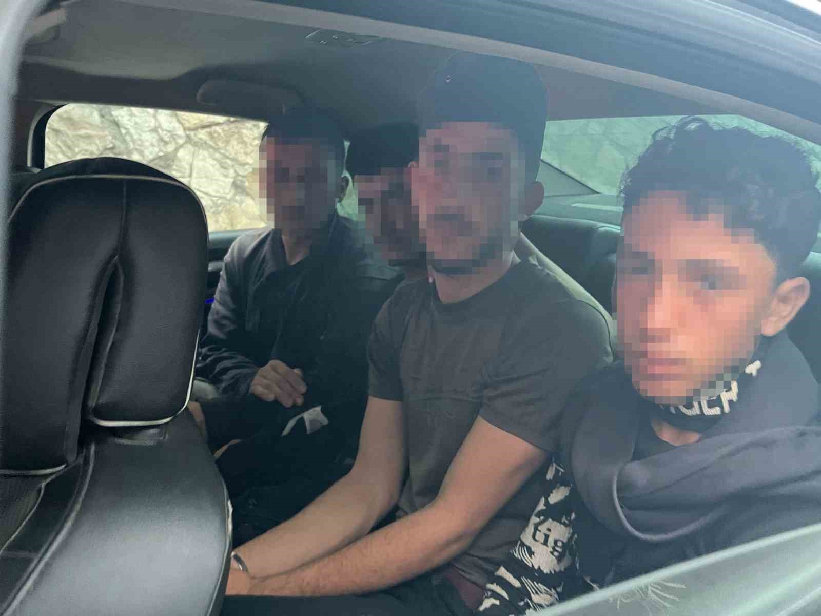 Otomobille g&ouml;&ccedil;men ka&ccedil;ıran 3 şahıs tutuklandı
