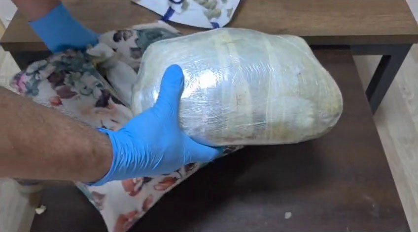Otobüsteki yolcunun kullandığı yastıktan 1 kilo 450 gram uyuşturucu çıktı