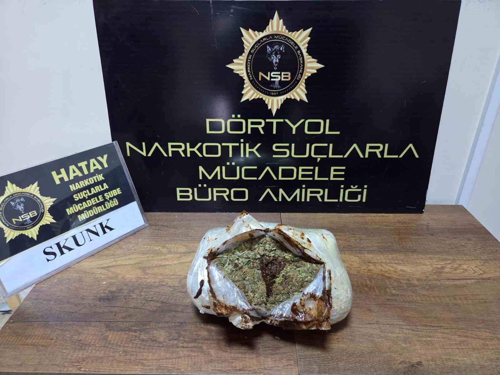 Otob&uuml;steki yolcunun kullandığı yastıktan 1 kilo 450 gram uyuşturucu &ccedil;ıktı
