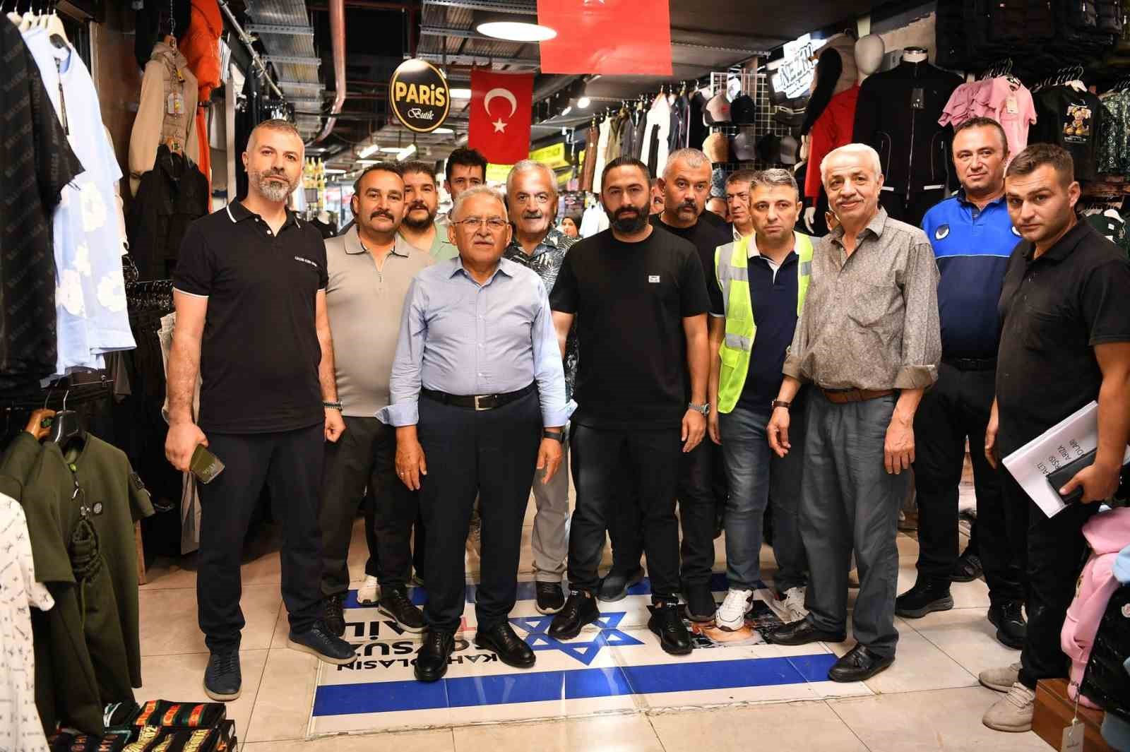 Başkan Büyükkılıç: "Bazı bayraklar ayaklar altında ezilmeyi hak eder"